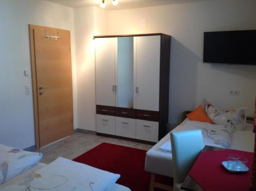 a small room with a bed and a mirror at Apart Garni Lais in Galtür