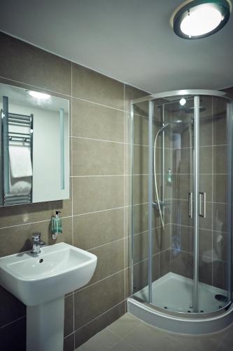 Ein Badezimmer in der Unterkunft The Kirkfield Hotel