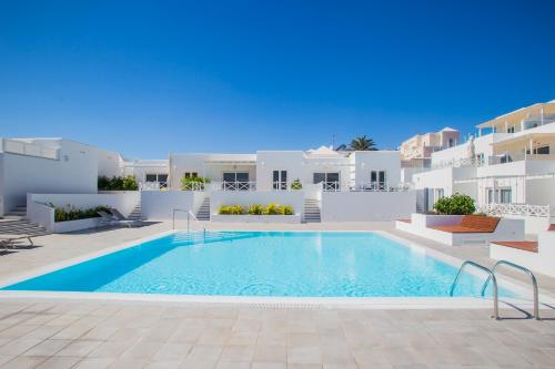 een afbeelding van een zwembad in een villa bij Flower Beach Suite 1 in Playa Honda