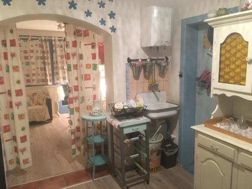 Virtuvė arba virtuvėlė apgyvendinimo įstaigoje Blue Cottage