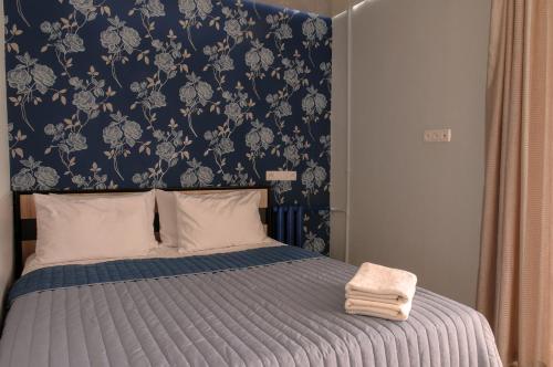 1 dormitorio con 1 cama con manta azul y blanca en Luxury 2 Rooms Apartments in Center by Green House en Poltava