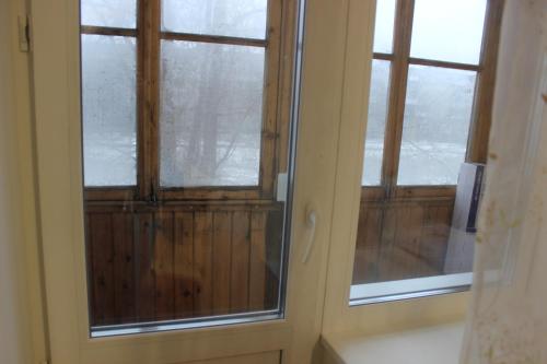 アルハンゲリスクにあるКвартира в центре - Тимме 9 корпус 3の窓が2つあるドア