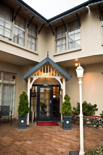 un edificio con una puerta y un poste de luz en Abbotsleigh Motor Inn, en Armidale