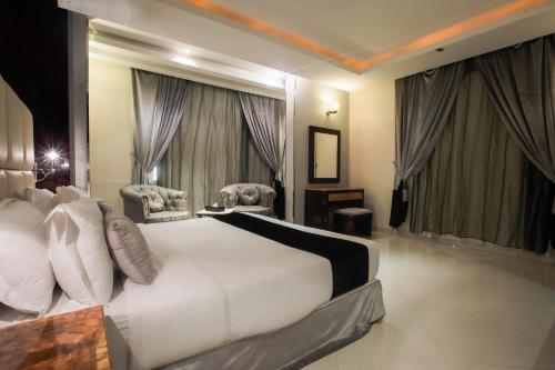 Кровать или кровати в номере Al Muhaidb Residence Al Takhassusi