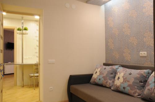 uma sala de estar com um sofá e uma parede em Yellow Loft Luxury apartments with 2 bedrooms em Poltava