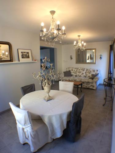 - une salle à manger avec une table et un vase dans l'établissement Le Gîte du Château, à Vic-sur-Aisne