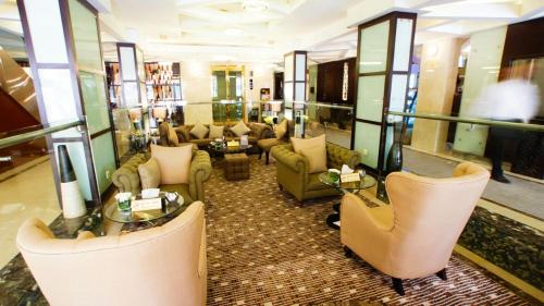 リヤドにあるAl Muhaidb Residence Al Takhassusiのホテルのロビー(ソファ、テーブル、椅子付)