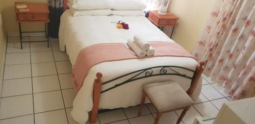 Säng eller sängar i ett rum på Ebenezer Guesthouse Bluewater Bay