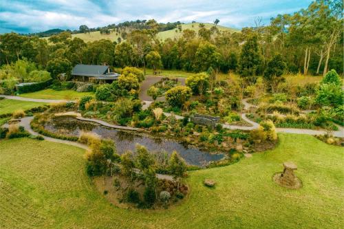Gallery image of Outlook Hill Vineyard Cottages & Suites in Healesville