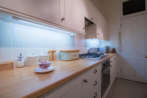 Η κουζίνα ή μικρή κουζίνα στο West Highland Apartments Milngavie - The Nevis