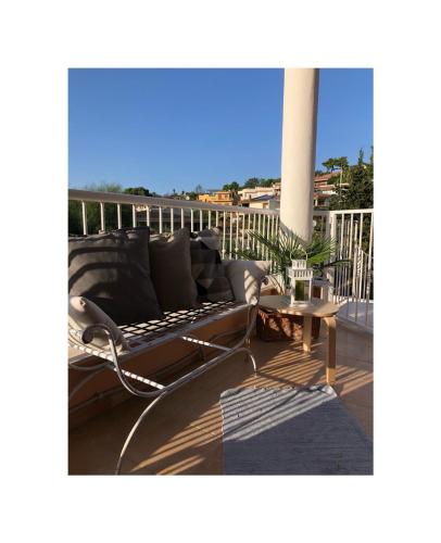 patio z kanapą i stołem na balkonie w obiekcie Villa Rosa Charming Flat w mieście Su Forti