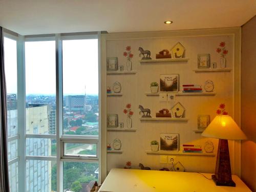 Postel nebo postele na pokoji v ubytování Trillium Apartment - Cozy and Bright Downtown Surabaya by Le Ciel Hospitality