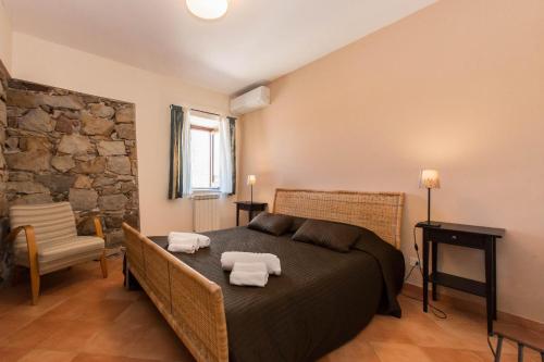 een slaapkamer met een groot bed met handdoeken erop bij Villa Palamara 1868 Apartments in Cefalù