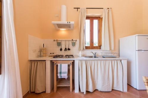 een keuken met een spoelbak en een aanrechtblad bij Villa Palamara 1868 Apartments in Cefalù