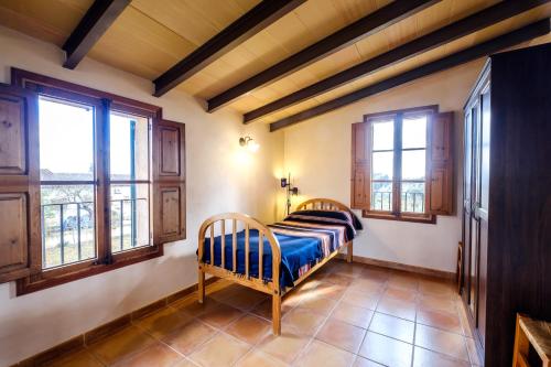 Tempat tidur dalam kamar di Bonita casa de campo Sa Vinya para relax y piscina privada