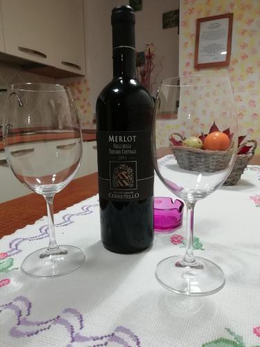 a bottle of wine and two glasses on a table at La Casina in Stia