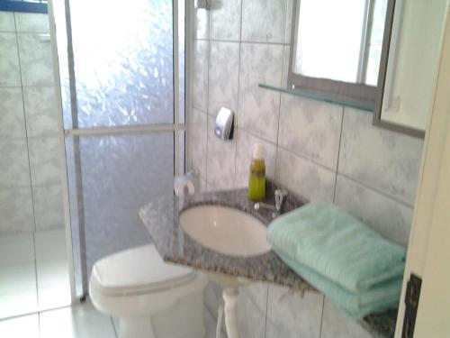 A bathroom at Serra Gaúcha Uva e Vinho