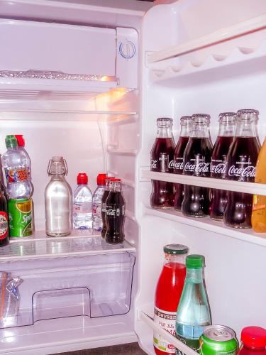 un réfrigérateur ouvert rempli de nombreuses boissons dans l'établissement La Romantica by La Felicità, à Besançon