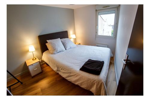 リールにあるCosy appart 80m2 hyper centre/vieux Lilleの小さなベッドルーム(ベッド1台、窓付)