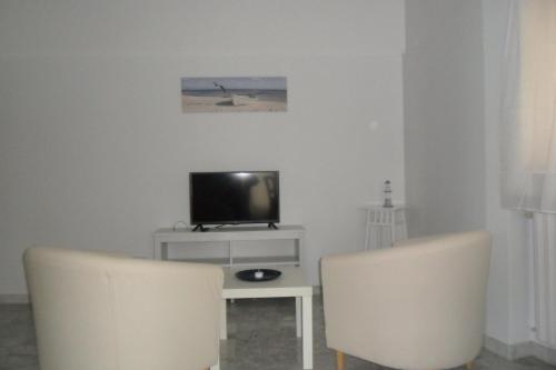Photo de la galerie de l'établissement Intero appartamento " Sea Breeze" CIS Regione Puglia, à Mola di Bari