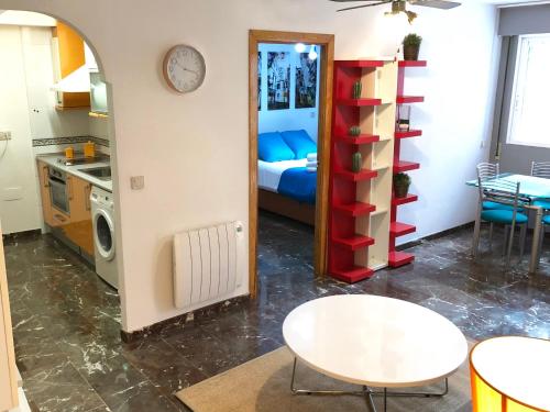 Pokój z kuchnią, łóżkiem i stołem w obiekcie Apartamento Conde II w Saragossie