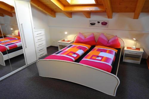 サースフェーにあるAkropolisの小さなベッドルーム(ベッド2台、テーブル2台付)