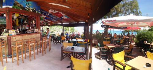 een buitenrestaurant met tafels en stoelen en een bar bij Anetis Hotel in Tsilivi