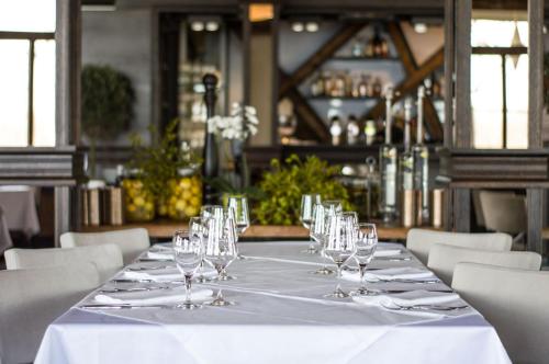 une table avec des verres à vin dessus dans un restaurant dans l'établissement River Lodge, à Vienne