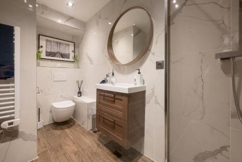 une salle de bain avec un lavabo et un miroir et des toilettes dans l'établissement Luxurious Studio in Heart of Nice, à Nice