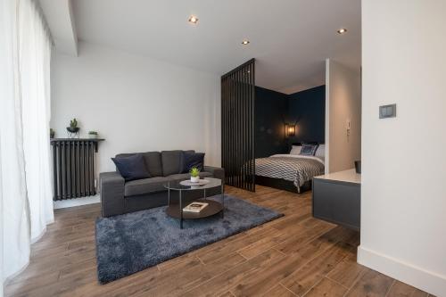 un salon avec un canapé et un lit dans l'établissement Luxurious Studio in Heart of Nice, à Nice