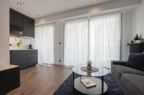 un salon avec un canapé et une table dans l'établissement Luxurious Studio in Heart of Nice, à Nice