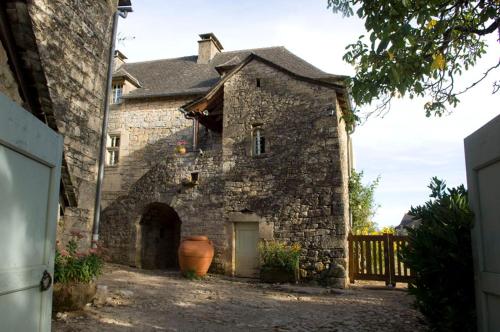 an old stone building with a vase in front of it at LES HAUTS DU CAUSSE in Grand-Mas