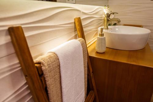 グラナダにあるMeraki Suites Dauroのバスルーム(シンク、タオル付)