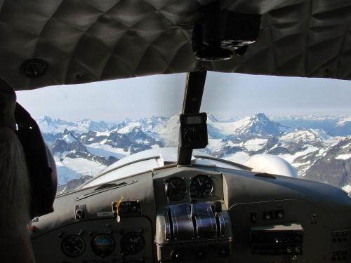 vue depuis le cockpit d'un hélicoptère survolant des montagnes dans l'établissement Eagle's Nest Resort, à Anahim Lake