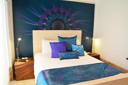 Un pat sau paturi într-o cameră la Hotel & Spa Doña Urraca San Miguel De Allende