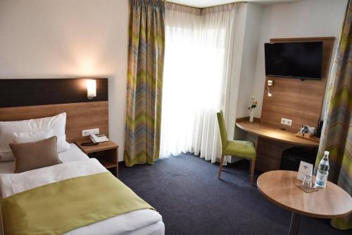 เตียงในห้องที่ Martins Klause Airport Messe Hotel - self-check-in available