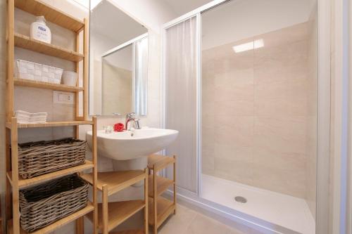 ein Bad mit einem Waschbecken und einer Dusche in der Unterkunft Residenza Rocca del Lago in Riva del Garda