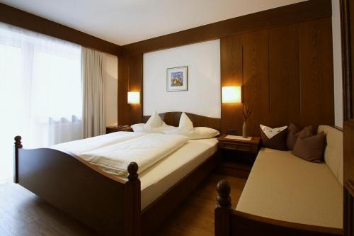 Una habitación de hotel con dos camas y una ventana. en Haus Simone, en Sölden