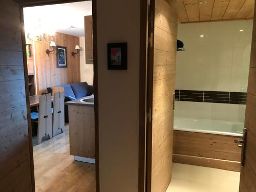 ein Badezimmer mit einer Badewanne und einem Waschbecken in der Unterkunft RESIDENCE ANTARES 4* in Risoul