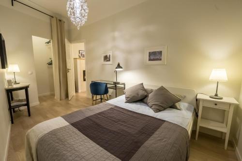 una camera da letto con un letto e un tavolo con una sedia di Renovated apartment in Riga center a Riga