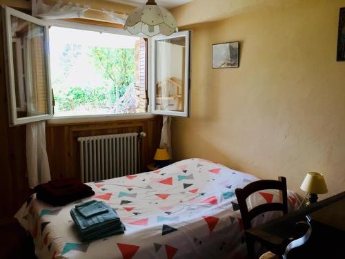 Postel nebo postele na pokoji v ubytování Chambre avec vue sur jardin