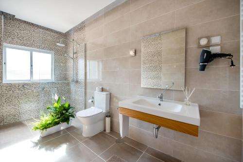 a bathroom with a white sink and a toilet at Vale do Grou Natura in Óbidos