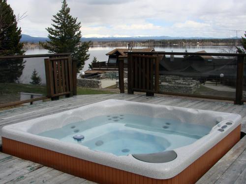 een jacuzzi op een terras met uitzicht op het water bij Eagle's Nest Resort in Anahim Lake