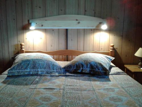 sypialnia z łóżkiem z 2 poduszkami w obiekcie Villa Obaki w mieście Sainte-Anne