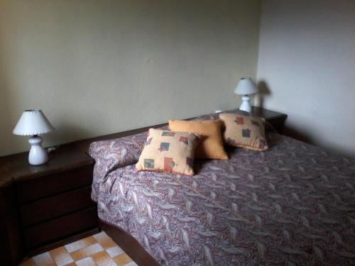 سرير أو أسرّة في غرفة في Arenas para cuatro