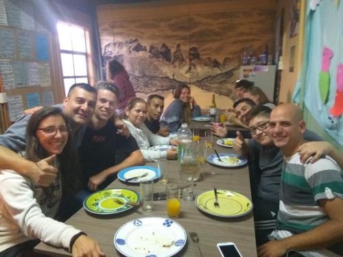 Un groupe de personnes assises à une table en train de manger dans l'établissement Patagonia House, à Punta Arenas
