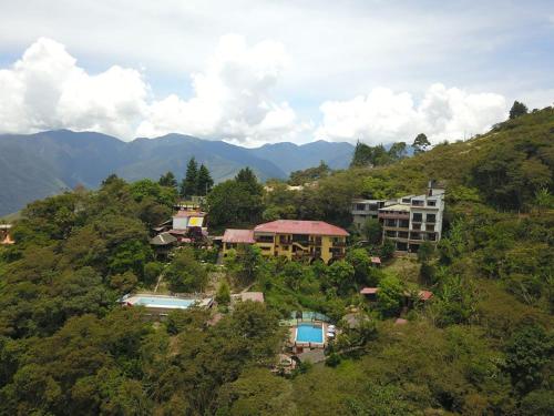 una vista aérea de un complejo en una colina en Hotel Esmeralda, en Coroico