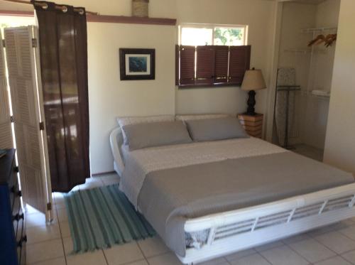 1 dormitorio con 1 cama grande en una habitación en Mediteranean style Ohana Rental / Loft & Sundeck panoramic OCEAN VIEW en Honolulu Landing