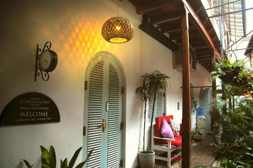 a room with a door and a potted plant at LE JARDIN DU FORT - GALLE in Galle