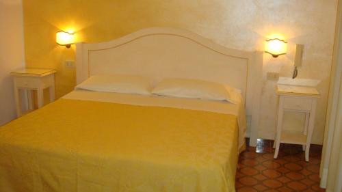 A bed or beds in a room at Hotel Del Capitano